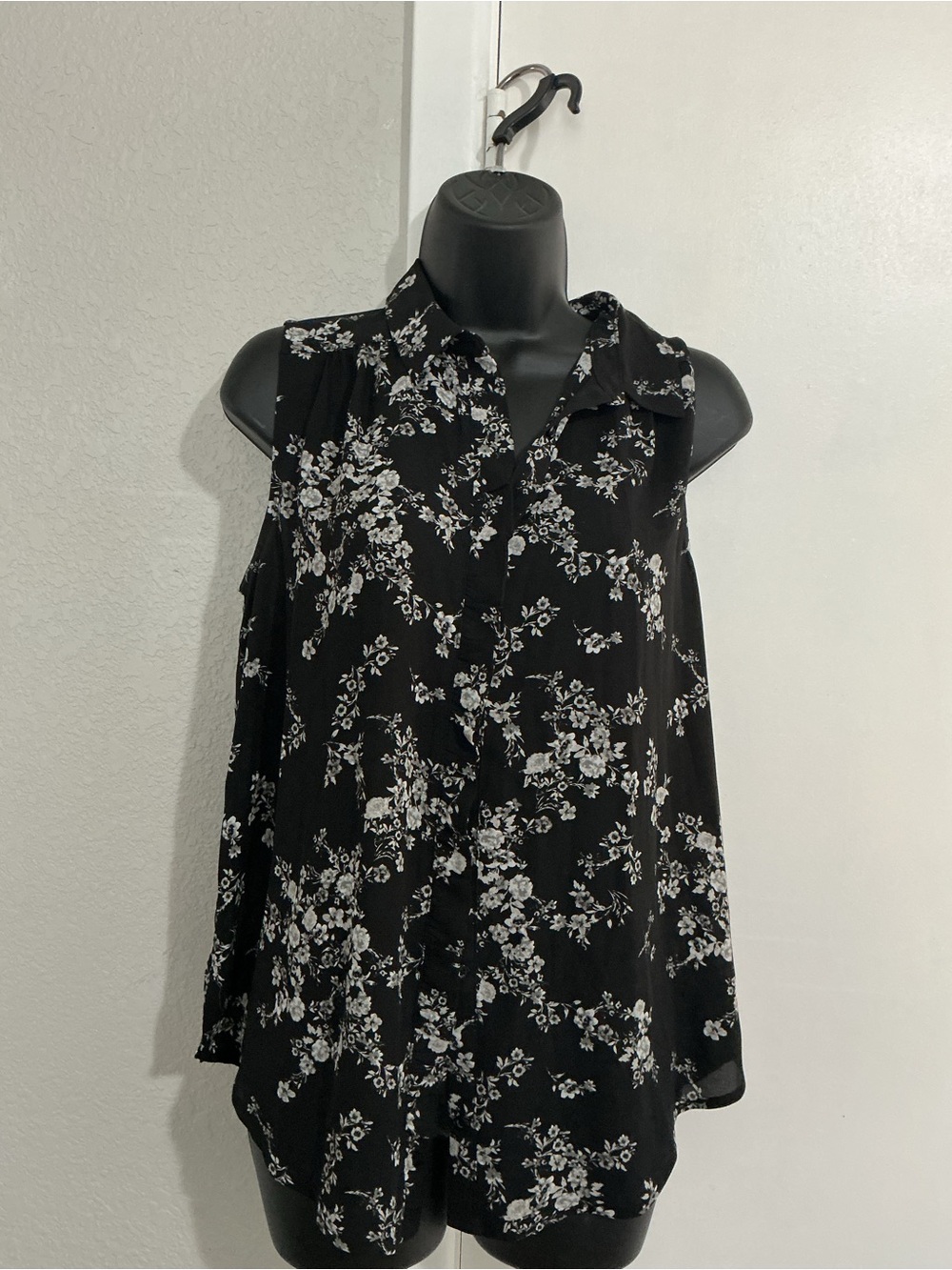 Elle black floral sleeveless blouse